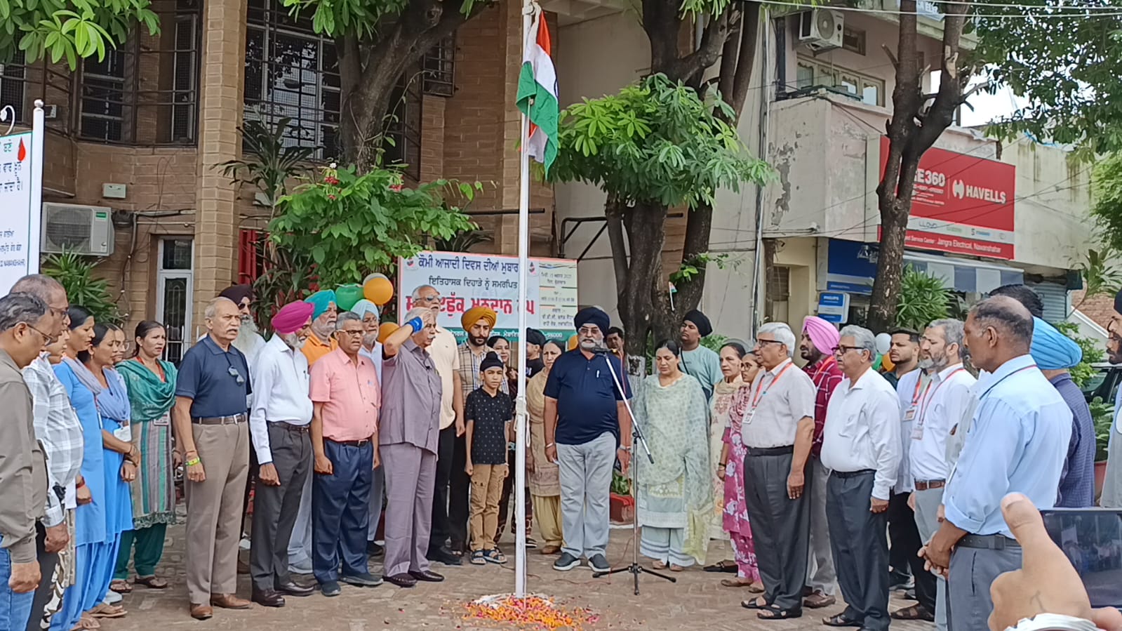 Tricolor flag hoisted at Blood Donors Council Khundan Bhawan.